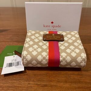 Kate Spade New York - Cara Classic Spade Stucco Bifold Wallet - Tan